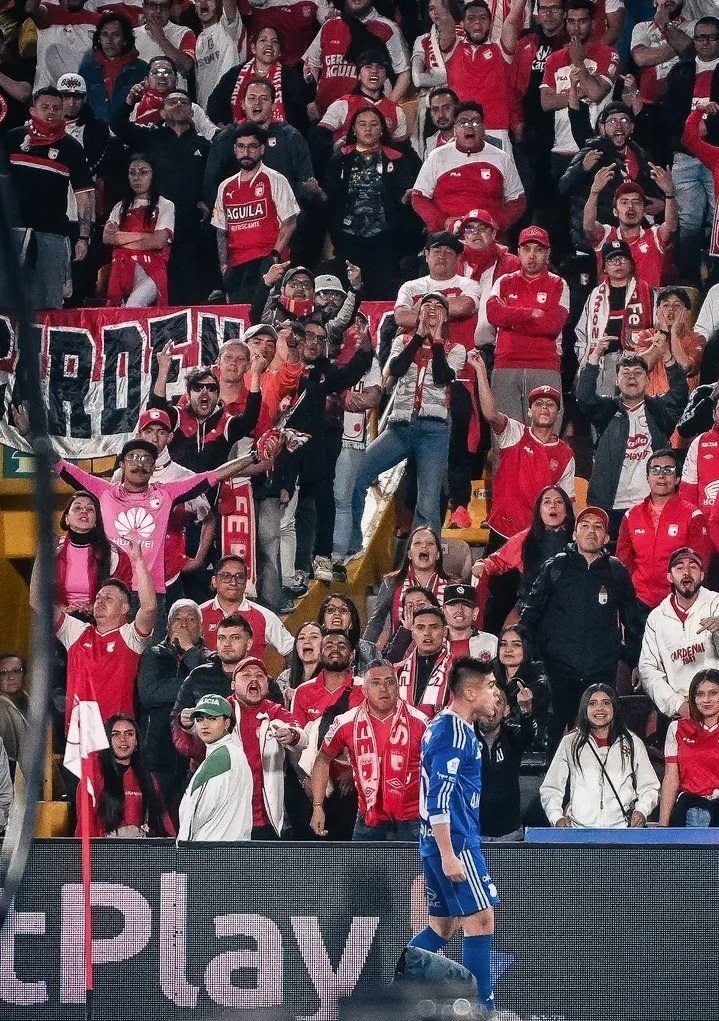 LaPieldeSantaFe's tweet photo. Que horrible vida la de Daniel Felipe fingiendo odiar al equipo que la familia ama.
No te dió para patear el banderín CAGÓN! https://t.co/lwNWxpKjcr