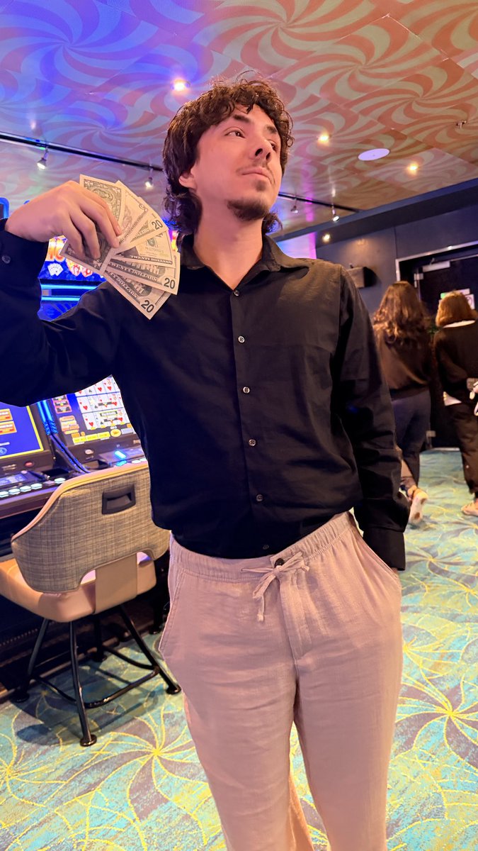 NANACHIvlr's tweet photo. cant fuck with a broke bitch https://t.co/BQeb3gUYFD
