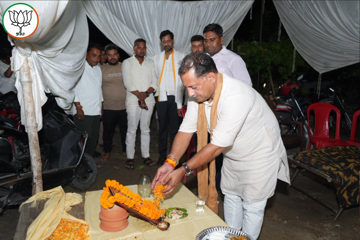 PNPathakBJP's tweet photo. आज अपने विधानसभा क्षेत्र कुशीनगर के बकनहा में गुड्डू कुशवाहा जी के पिताजी के ब्रह्मभोज में सम्मिलित होकर उनके छाया चित्र पर पुष्पांजलि अर्पित कर ईश्वर से पुण्यात्मा के शांति एवं सद्गति हेतु प्रार्थना किया। https://t.co/HmIehvn7eK