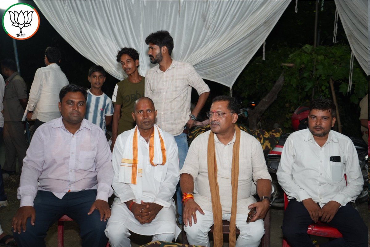 PNPathakBJP's tweet photo. आज अपने विधानसभा क्षेत्र कुशीनगर के बकनहा में गुड्डू कुशवाहा जी के पिताजी के ब्रह्मभोज में सम्मिलित होकर उनके छाया चित्र पर पुष्पांजलि अर्पित कर ईश्वर से पुण्यात्मा के शांति एवं सद्गति हेतु प्रार्थना किया। https://t.co/HmIehvn7eK