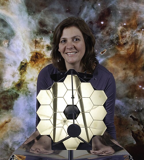 editatona's tweet photo. 🌠🇧🇷 La astrónoma y astrofísica brasileña Duília de Mello fue responsable del descubrimiento de la supernova SN 1997D en 1997; también participó en el descubrimiento de aglomerados azules u «orfanatos de estrellas».

#WikiFacts

📸: Dudemello2, CC BY-SA 4.0 https://t.co/JkccCGVLpb