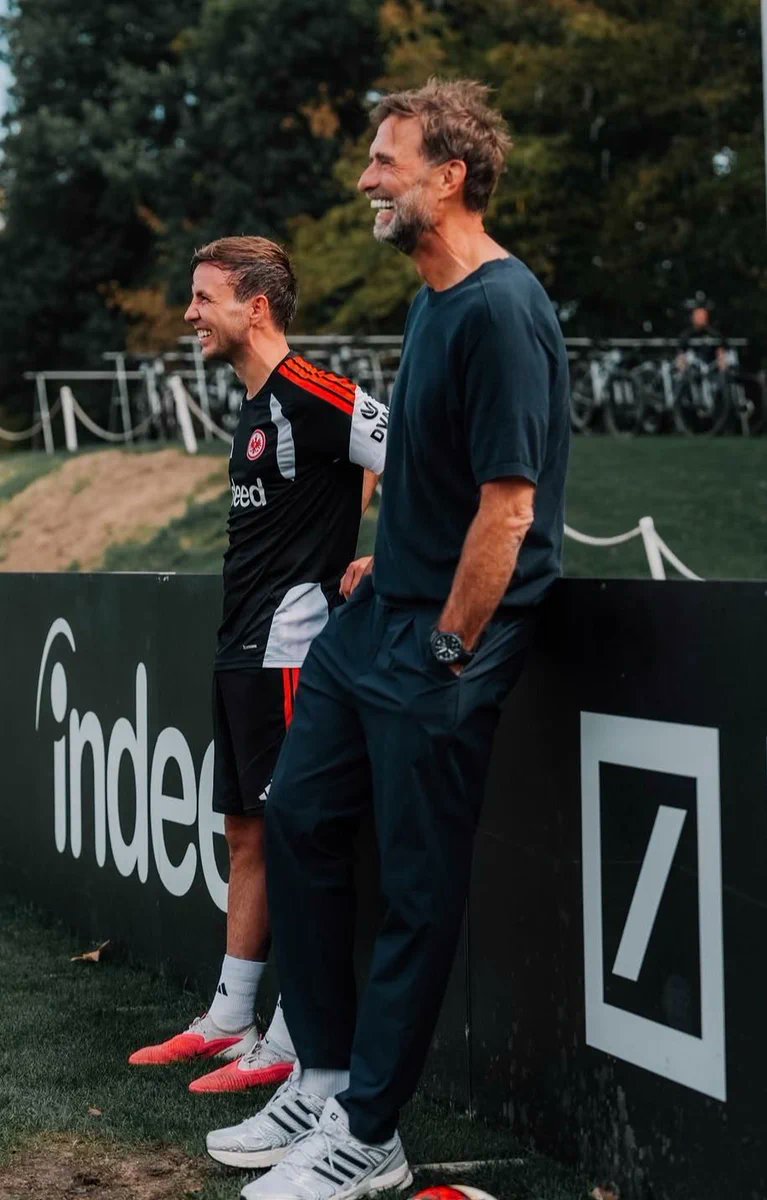 LFC_Hardline's tweet photo. Sebagai orang yang merindukan sosok Bapak, Jürgen Klopp selalu jadi role model buat gue tentang gimana caranya jadi seseorang yang layak dihormati.

Ini kali pertama Bapak melatih timnas.

Minggu2 pertamanya dihabiskan keliling training ground klub Bundesliga, ngobrol langsung sama pelatih dan pemain.

Dia nunjukin ga perlu masuk gorong-gorong atau sowan ke pemimpin parpol buat merebut simpati seluruh Jerman.

Cukup datang, dengarkan mereka dan tunjukkan bahwa lo peduli.

Dari Bapak gue belajar satu hal lagi:
Perlakukan orang lain seperti lo pengen diperlakukan.

9 tahun di Liverpool, apa yang paling lo kangenin dari Bapak?