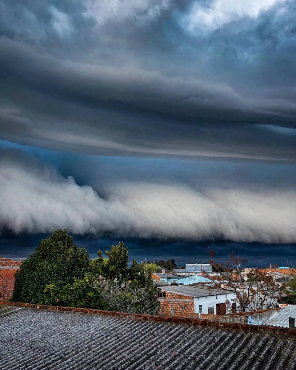 magali_paloschi's tweet photo. #Belo e ao mesmo tempo #Assustador
Núcleo de tempestade que se formou na manhã desta quinta-feira (03) em Santa Vitória do Palmar-RS. https://t.co/1HIqb8Pzd2