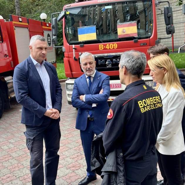 amaerx's tweet photo. COLLBONI se pira a UCRANIA y le REGALA al gobierno Zelensky camiones de bomberos.
Claro que sí hombre 🙃
Como si aquí no hicieran falta y no los pagáramos nosotros.
No tiene vergüenza ni la conoce. https://t.co/xEFVywesWc