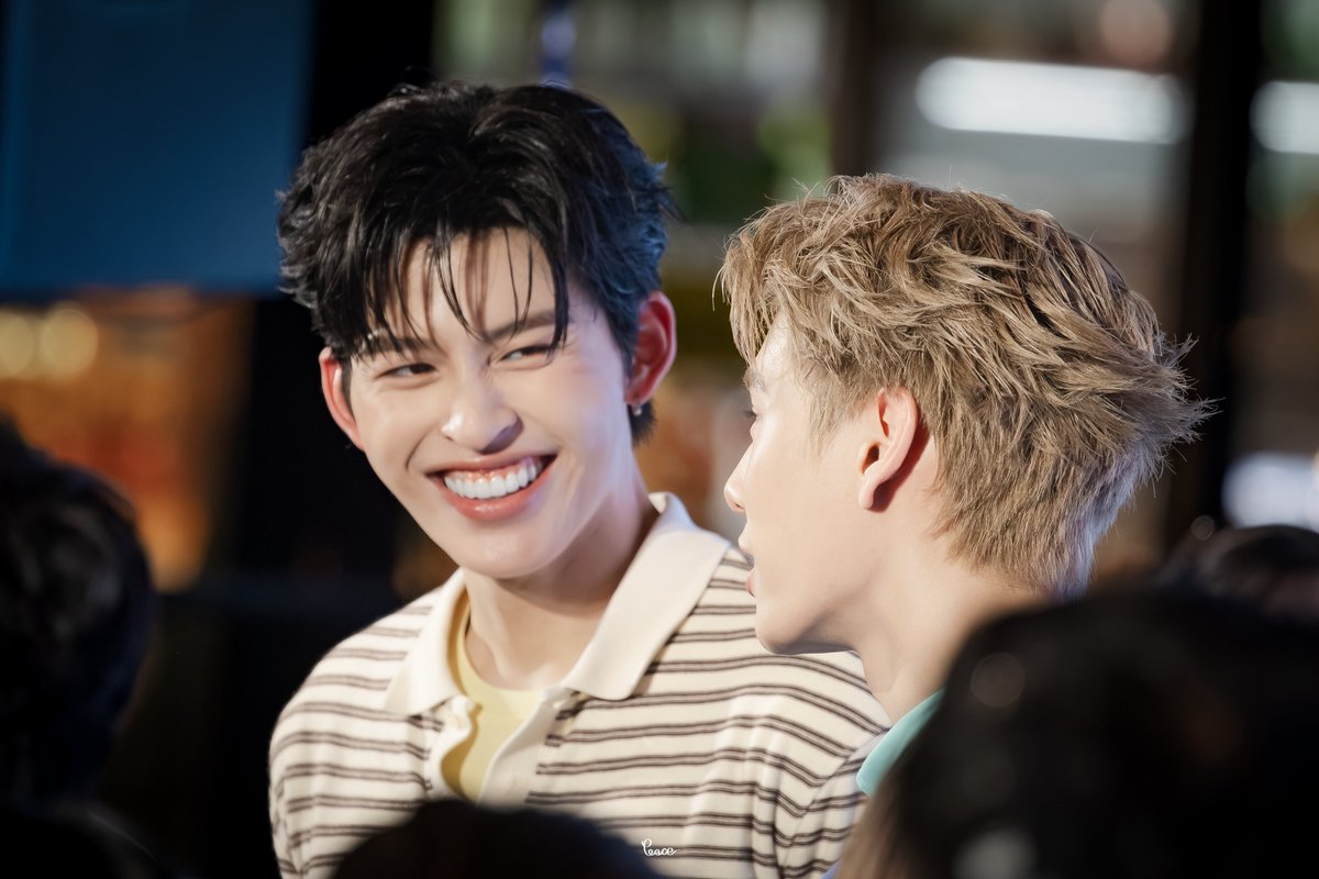 peacesspace's tweet photo. ถ้าไม่ได้ชื่อภูวินทร์
จะมีโอกาสไหนได้รับสายตากับรอยยิ้ม
จากคุณณราวิชญ์แบบนี้มั้ยคะ

PPP FAMILY AQUAFLASK 
#AquaFlaskxPondPhuwin 
#ppnaravit #phuwintang #pondphuwin https://t.co/uyCFG2Uf8T