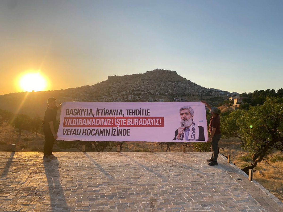 fhoncunesil's tweet photo. Mardin Furkan Hareketi mensupları olarak şehrin farklı yerlerinde brandalar açarak yapılan zulmü duyurduk. 

Talimat Bitsin ADALET GELSİN! 

AlparslanHocaya Özgürlük 
SemraHocaya Özgürlük 
FurkanHareketi Tertemizdir 

📍 Mardin https://t.co/EpdCF3UGvf