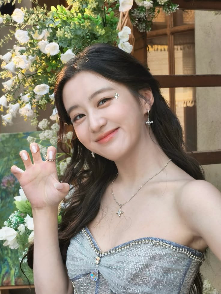 baoshayang's tweet photo. It's your birthday! 
Helloo mark gege, lagi ulang tahun yaa? 
Wah nambah umur lagi nih, artinya nambah lagi keberuntungan dan kebahagiaan gege🙌. Selamat ulang tahun yaa, salah satu orang yang ivy sayang disini. 

Ge, 祝你天天开心 🫂
@marksevenz https://t.co/z2GT4FNuuQ