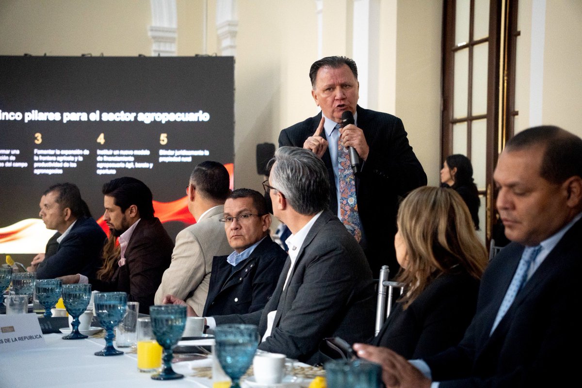 CeDemocratico's tweet photo. Nuestra bancada legislativa se reunió con @MinAgricultura , Indalecio Dangond. La prioridad: buscar soluciones para las problemáticas que enfrentan las regiones y los distintos sectores agropecuarios del país, afectados por el terremoto, la extorsión a productores, el fenómeno de El Niño, los incendios forestales y la protección del campesinado.