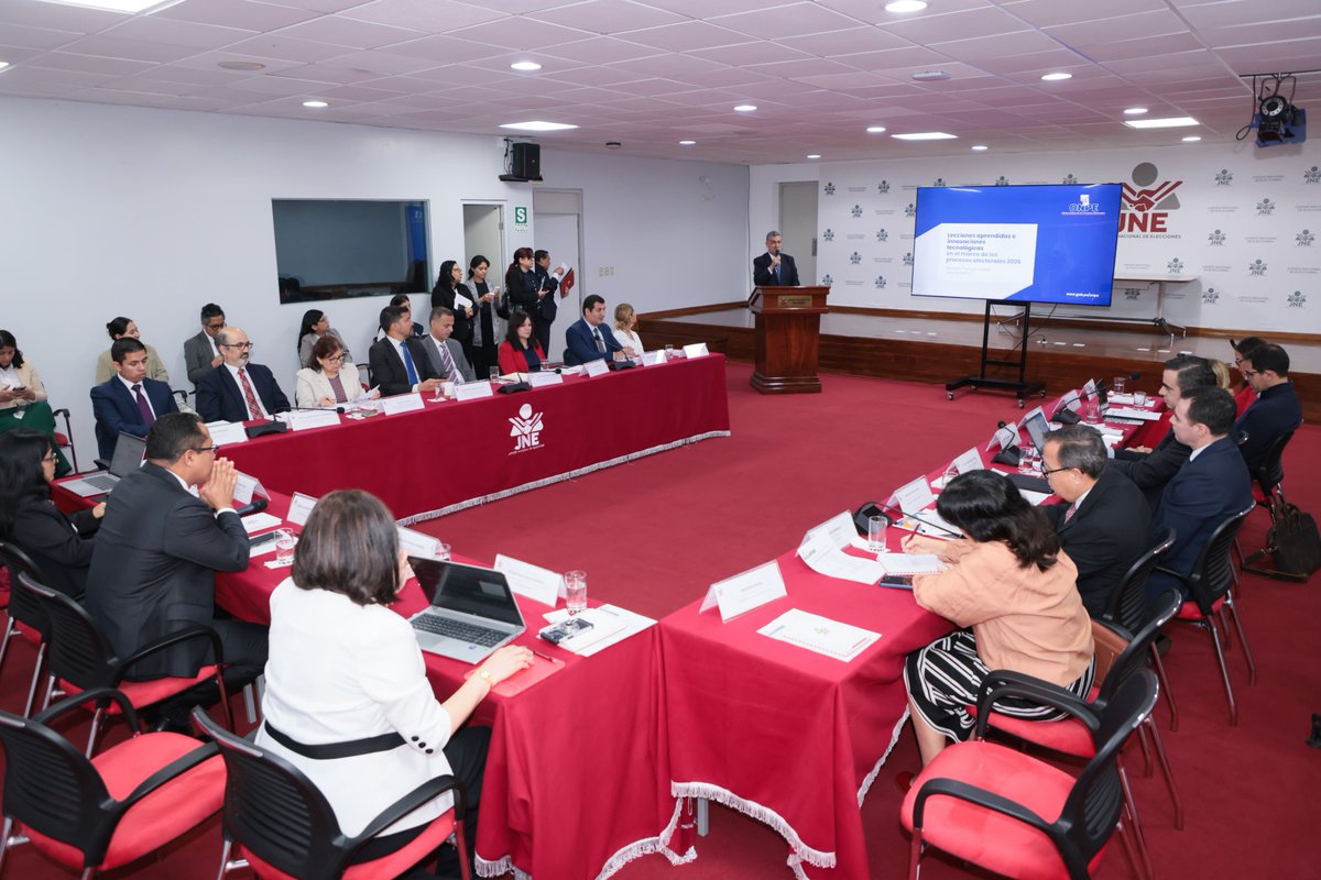 ONPE_oficial's tweet photo. #ONPEinforma | El jefe interino de nuestra institución, Bernardo Pachas Serrano, participó en el Seminario Internacional “Lecciones aprendidas e innovaciones tecnológicas en el marco de los procesos electorales 2026”, organizado por el @JNE_Peru.

#EG2026 #SEP2026 #ERM2026 https://t.co/8Ormdc2XlM
