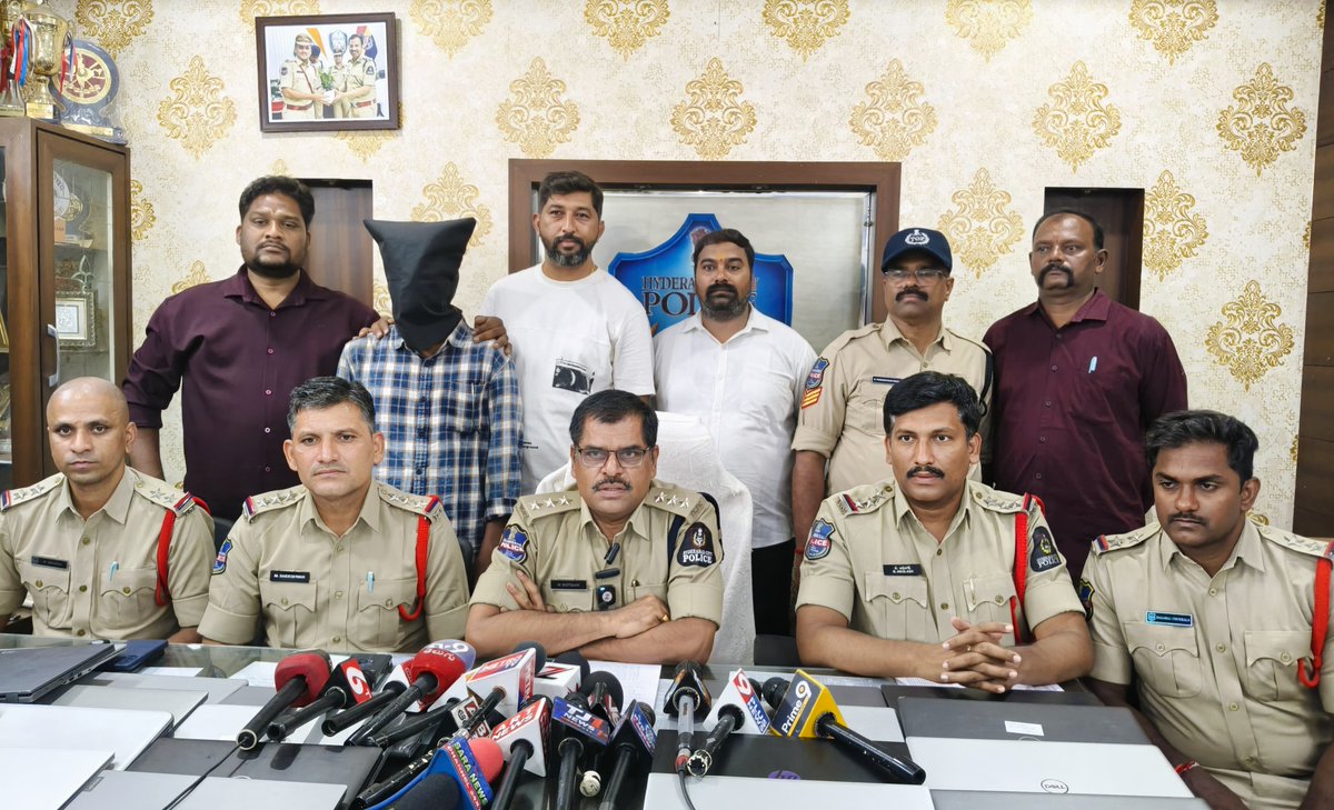 hydcitypolice's tweet photo. 🚨 𝟏𝟗 𝐬𝐭𝐨𝐥𝐞𝐧 𝐥𝐚𝐩𝐭𝐨𝐩𝐬 𝐫𝐞𝐜𝐨𝐯𝐞𝐫𝐞𝐝. ₹𝟕.𝟔𝟎 𝐥𝐚𝐤𝐡.

Narayanguda PS, Khairatabad Zone arrested the thief AND the receiver — 16 cases across 3 Commissionerates.

His hunting ground: study halls, during break hours.

Never leave valuables unattended.
#HyderabadCityPolice