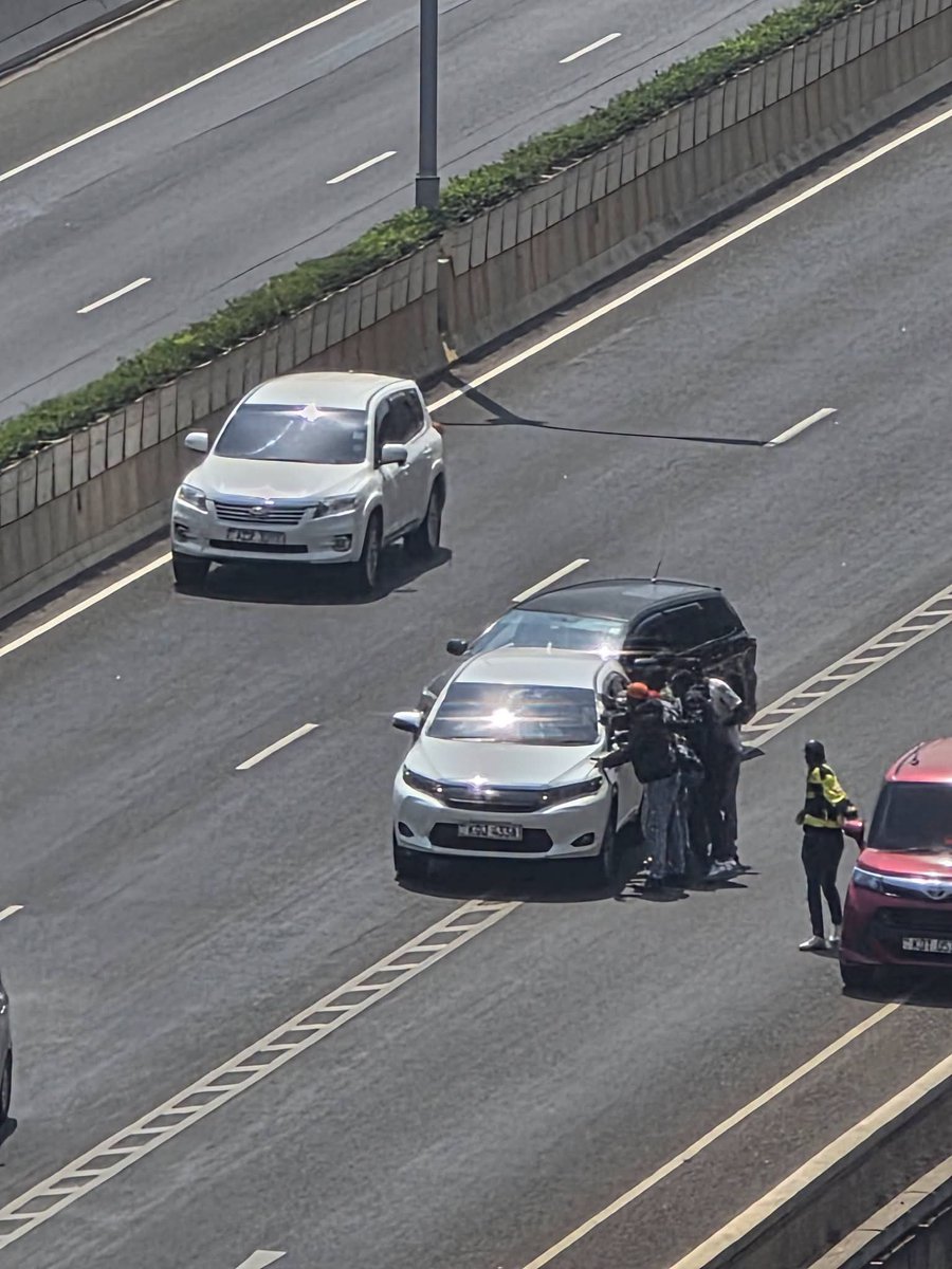 MwangiHub's tweet photo. Jesus Christ! Thugs robbing motorists on the expressway in broad daylight.... Kenya is Haiti. Onesimus Kipchumba Murkomen should we continue using the expressway? https://t.co/zoWIO5P8y2