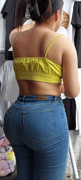 AsstasticX's tweet photo. Catching 🍑s
jeans VS leggings

#wankchat #peach #candid #gooner #asstasticx #leggings https://t.co/IW0r1u4rpW
