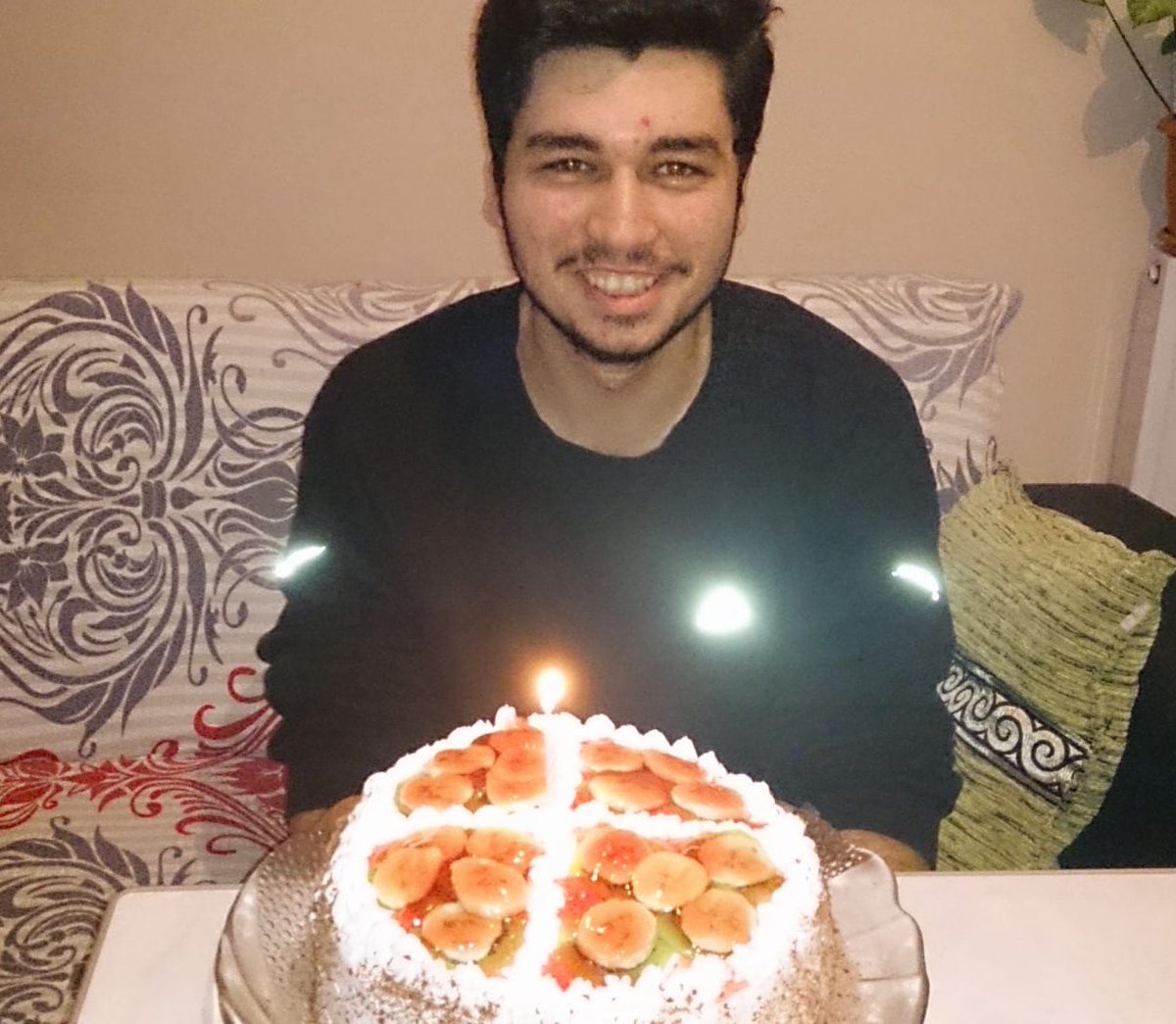bernaozgull's tweet photo. Fotoğrafta gördüğünüz kişi abim Samet Özgül. 

Gazi Üniversitesi öğrencisi ve motokurye olarak çalışan abim Samet, Ankara’da trafikte uyardığı 3 kişi tarafından darp edilip canice boğazından bıçaklanarak katledildi. 

Sabıkalarında uyuşturucu dahil 20 ayrı suç olan 2 kişi serbest bırakıldı. 19 yaşındaki katilin ise 'pişmanım' sözüyle müebbet hapis cezası 25 yıla indirildi. Dava dosyamız hala Yargıtay’da! 

Samet için ses verin, adalet yerini bulsun!

@adalet_bakanlik @TCYargitay 

#SametÖzgülİçinAdalet