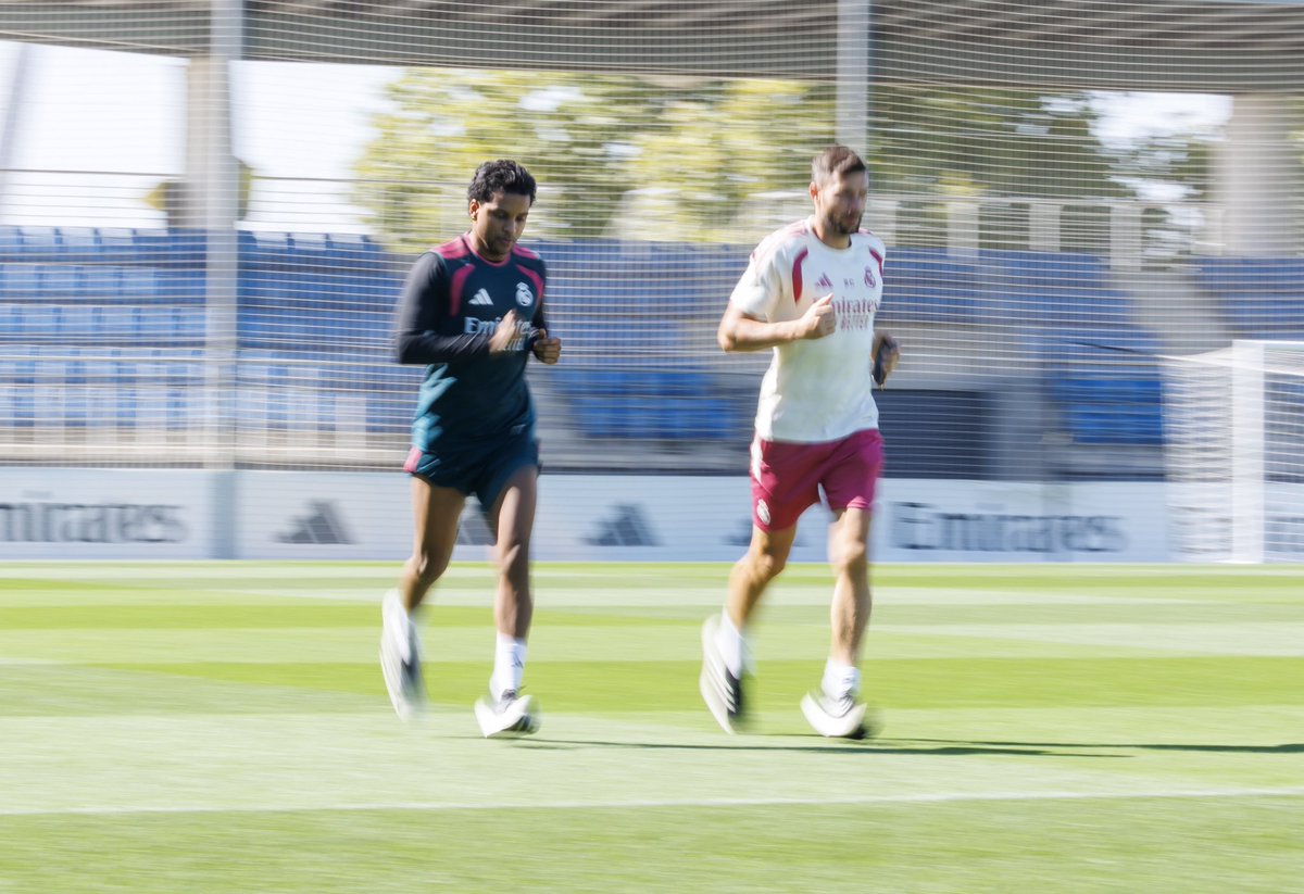 RodrygoGoes's tweet photo. Mais um dia de treino com a visita especial do Mr Ancelotti 🇧🇷💪🏾 https://t.co/NzO9nsGxhL