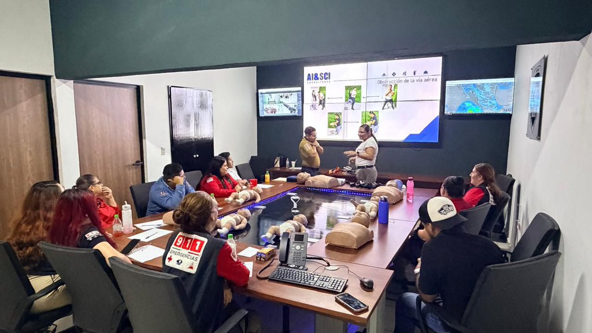 C4iSinaloa's tweet photo. Personal de C4i Mazatlán recibió curso de capacitación en Primeros Auxilios, con el propósito de fortalecer la cultura de prevención, preparación y respuesta ante situaciones de emergencias.

Se abordaron temas relacionados con la importancia de la  Línea de Emergencias 9-1-1, interrogatorio al paciente, obstrucción de vías aéreas, reanimación cardiopulmonar (RCP), heridas y hemorragias, técnicas para el control de hemorragias, fracturas y quemaduras. 

Estas actividades permiten que el personal cuente con las herramientas básicas para brindar un servicio oportuno y de primera respuesta, mientras arriba el personal paramédico al lugar.

@sspsinaloa1 @AytodeMzt #SSPSinaloa #911emergencias #C4iSinaloa
