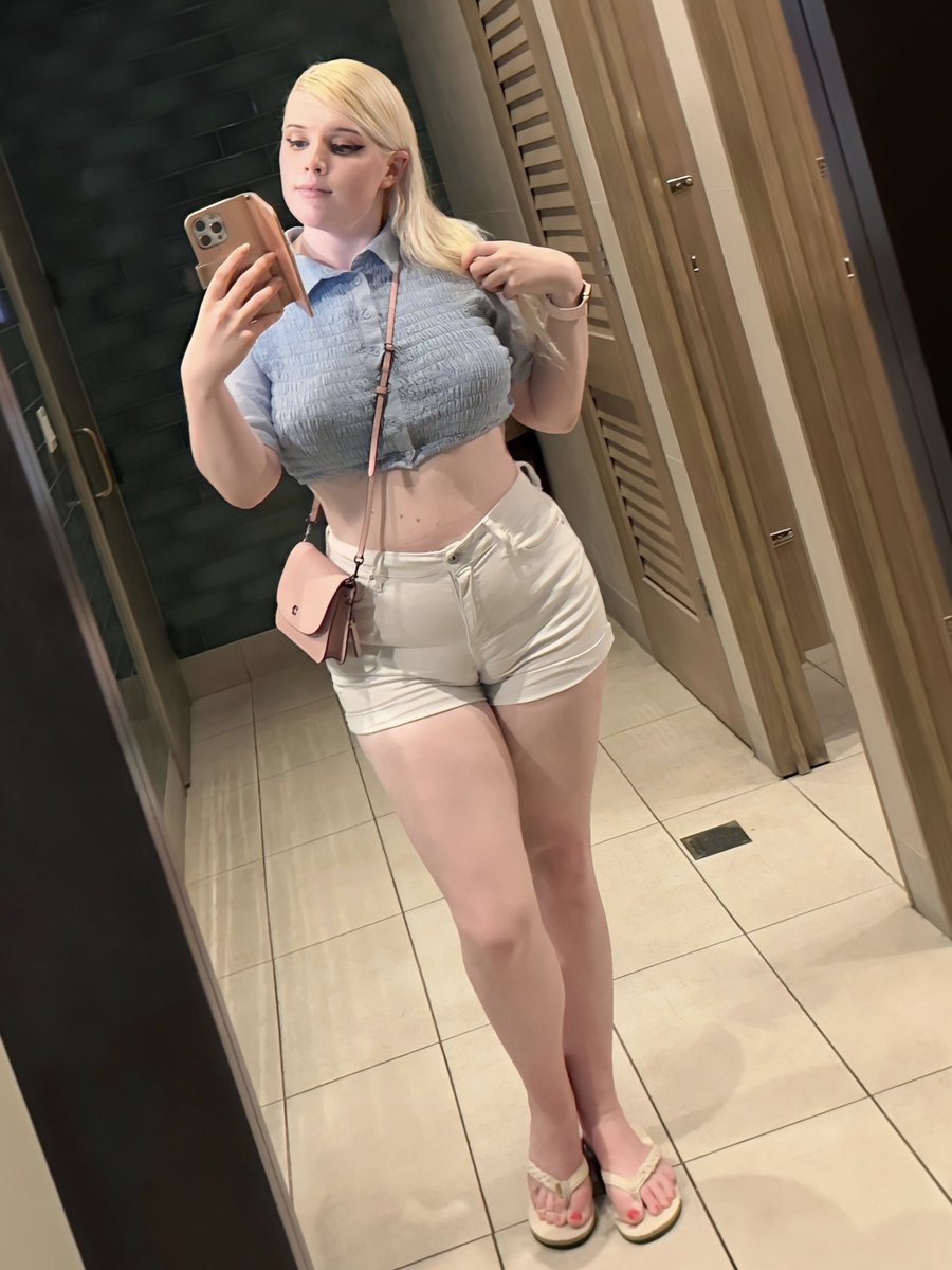 alwaysamandarae's tweet photo. You don’t mind I took you a selfie right 💕 https://t.co/cXSsn5ddjb