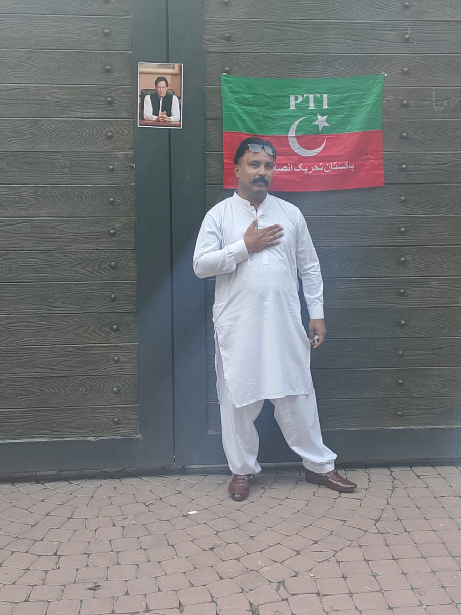 MalikUmvi's tweet photo. محمد قاسم—پیشہ کے لحاظ سے ایک درزی۔ 9 مئی کے مقدمہ (FIR No. 103، تھانہ سرور روڈ لاہور) میں 10 سال کی سزا ہے۔ ایک محنت کش انسان، جس کی زندگی کا سہارا صرف اس کی محنت تھی، آج انصاف کے بجائے آزمائش کا سامنا کر رہا ہے۔
اس سے بھی بڑھ کر تکلیف دہ حقیقت یہ ہے کہ اس کی والدہ شدید بیمار ہیں اور ہسپتال میں زیرِ علاج ہیں۔ ایک بیٹے کی سب سے بڑی مجبوری یہ ہے کہ وہ اس وقت اپنی ماں کے پاس بھی نہیں۔
یہ وقت خاموش رہنے کا نہیں، ساتھ کھڑے ہونے کا ہے۔
آپ کی چھوٹی سی مدد ایک خاندان کے لیے سہارا بن سکتی ہے۔
📌 EasyPaisa: 03014231790
آئیں انسانیت کے ناطے اس بھائی کا ساتھ دیں۔