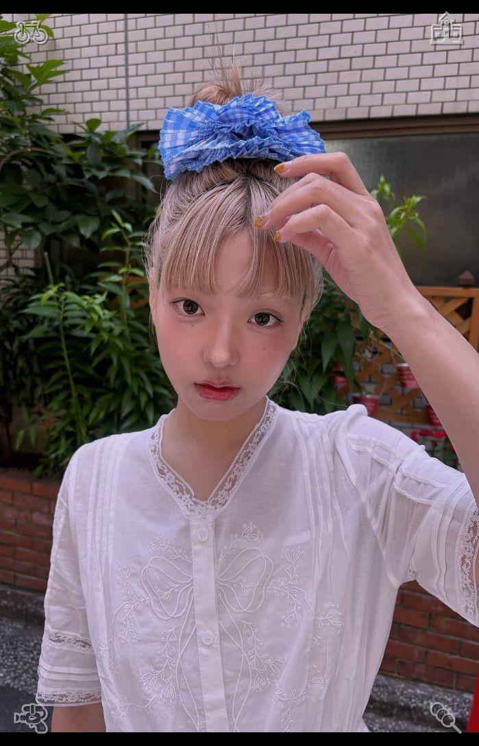 nahelltr's tweet photo. A flush crept up her cheeks, and she turned aside, feigning a need to rearrange the platter—juicy strawberries, plump blueberries, and golden peach wedges, all shimmering under a delicate glaze of honey. Beside the shelf, a book packed with scientific insights. https://t.co/jyPssSqabX