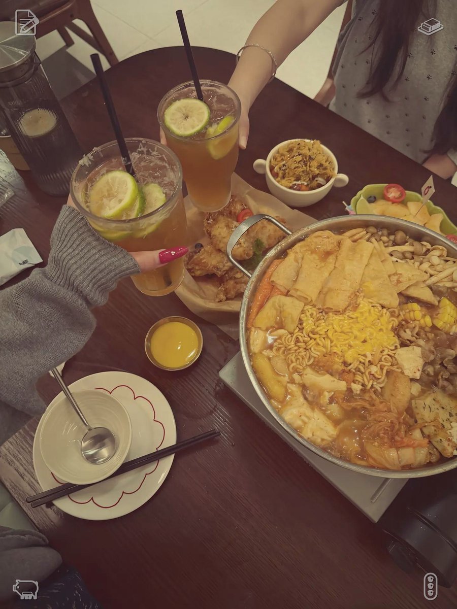 MajedMajedM2's tweet photo. 🐙A Day at the Family Park The buffet spread Seated in the café, I savor my deluxe bubble tea while soaking in the refined ambiance. The space feels serene and upscale, with gentle melodies drifting through the air—an ideal spot to treat myself to some well-deserved indulgence https://t.co/zAYBZOEVMv
