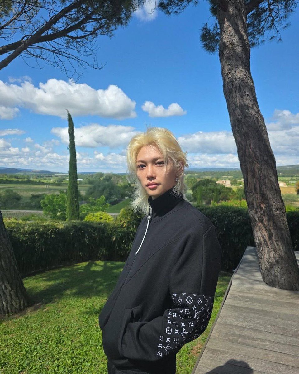 loveandskz's tweet photo. how is someone so pretty i can’t https://t.co/aIeiuAlSss