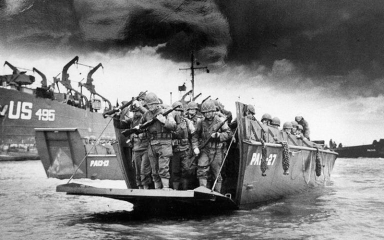FrankUhlan's tweet photo. @direto4chubi @marc_pauchet African American troops were mostly support units apart from exceptions that were African American combat units which were not Cannon Fodder. If there are African Americans on d-day landing crafts they were not illustrated https://t.co/971WPUcIbl