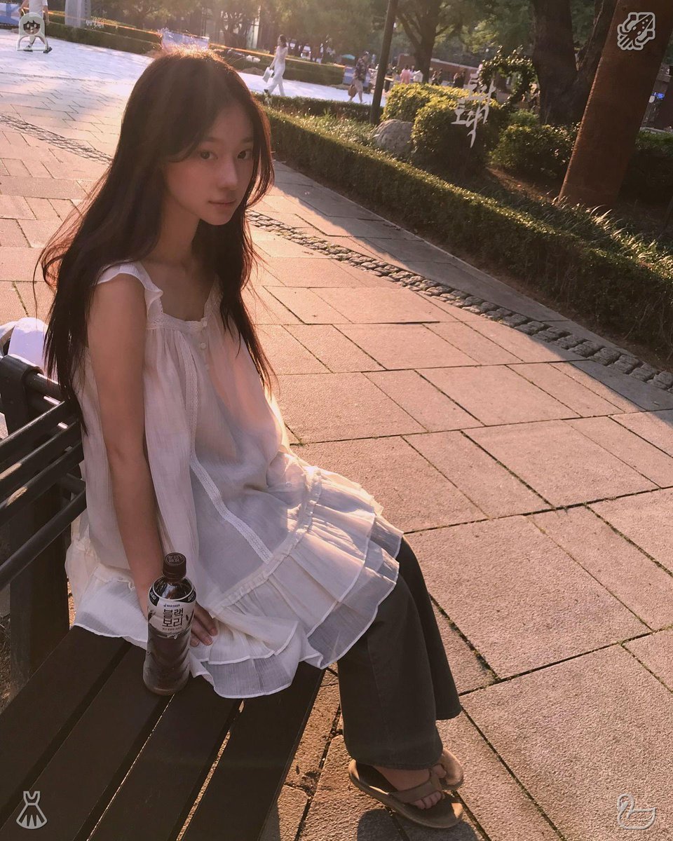 chalerm7k's tweet photo. I choose to stream a film, cozying up on the sofa, and snap a quick selfie before pressing play. It’s a lighthearted romantic comedy, and I’m eager for some fun after such a tiring day. 📥Each step we take embodies our commitment to excellence, and we stride ahead with assuran https://t.co/rcha5DhCp3