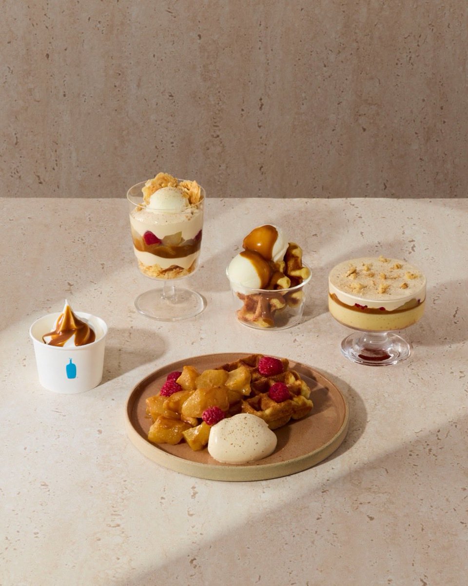 bluebottlejapan's tweet photo. 9月3日(木)、コーヒーとのペアリングにこだわった秋限定スイーツが登場しました🍂
洋梨の上品な甘みやほろ苦いキャラメル、ほんのり香るスパイスが、心地よい秋をお届けします。
ブルーボトルコーヒーのこの秋のテーマは、「The Art of Slow Living」。
お気に入りのコーヒーと、いつもより少し時間をゆるめるひとときを。
どのスイーツからこの秋を始めますか😌？

シーズナルパフェ 洋梨 & キャラメル パイ（写真2枚目）
洋梨のやさしい甘みと、ほろ苦く濃厚なキャラメルに、食感が楽しいパイやまろやかなキャラメルホイップクリームを重ねた、秋限定のパフェです。
トップにはHiO ICE CREAMの美瑛シングルオリジンミルクアイスをあしらい、ひと口ごとに異なる味わいや食感をお楽しみいただけるよう仕上げました。仕上げに散らしたアニスの甘くスパイシーな香りが、味わいに奥行きを添えています。
ご提供カフェ：清澄白河フラッグシップ、青山、代官山、渋谷、豊洲パーク、六本木、広尾、みなとみらい、名古屋ゲートタワーモール、京都、梅田茶屋町、心斎橋、神戸阪急、福岡天神、博多カフェ

ワッフルプレート 洋梨 & キャラメルクリーム（写真3枚目）
焼きたてのリエージュ ワッフルに、洋梨の上品な甘みと、ほろ苦く濃厚なキャラメルソースを合わせた秋の味わい。
トッピングに散らした甘酸っぱいラズベリーがアクセントになり、彩りも華やかに仕上げました。
添えたキャラメルホイップクリームを洋梨やワッフルと一緒に味わうことで、キャラメルのコクとミルキーなまろやかさが重なります。仕上げに散らしたアニスの甘くスパイシーな香りがアクセントとなり、豊かな味わいをお楽しみいただけます。
ご提供カフェ：清澄白河フラッグシップ、青山、代官山、渋谷、豊洲パーク、名古屋栄、京都、梅田茶屋町、福岡天神、博多カフェ

ワッフルパフェ キャラメル(写真4枚目)
焼きたてのリエージュ ワッフルのミニサイズに、HiO ICE CREAMの美瑛産生乳を使用したまろやかな甘みのミルクアイスとほろ苦く香ばしいキャラメルソースを合わせました。
あたたかいワッフルと冷たいアイス、キャラメルの香ばしさが重なる味わいをお楽しみいただけます。
ご提供カフェ：六本木、広尾、新宿、品川、 銀座、恵比寿、竹芝、三軒茶屋、池袋、高輪、原宿、NEWoMan YOKOHAMA カフェスタンド、みなとみらい、鎌倉、白井屋、名古屋ゲートタワーモール、京都木屋町、京都六角、心斎橋、神戸阪急、神戸カフェ

プリン・ア・ラ・モード シーズナル 洋梨 & キャラメル
名古屋栄カフェ限定でご提供している「プリン・ア・ラ・モード シーズナル」。
まろやかなキャラメルホイップとほろ苦いキャラメルソースに、やさしい甘みの洋梨、甘酸っぱいラズベリー、香ばしいクルミ、甘くスパイシーな香りのアニスを合わせました。甘みや酸味、さまざまな香りが重なり合うことで、プリンの卵のコクがより引き立ちます。ひと口ごとに変化する味わいをお楽しみください。
ご提供カフェ：名古屋栄カフェ

ミルクソフト キャラメル
ご注文をいただいてからひとつずつ丁寧に絞ってご提供する神戸阪急カフェ限定のミルクソフト。
ふわっと広がるミルクの香りとなめらかな口あたりが特徴で、美瑛牛乳の豊かな味わいをお楽しみいただけます。
この秋は、すっきりとしたミルクソフトクリームに、キャラメルのほろ苦く香ばしい甘みを合わせました。ミルクのまろやかさとキャラメルのコクが重なる、シンプルながら素材の味わいを楽しめる一品です。
ご提供カフェ：神戸阪急カフェ

#BlueBottleCoffee
#ブルーボトルコーヒー
#名古屋カフェ
#神戸カフェ