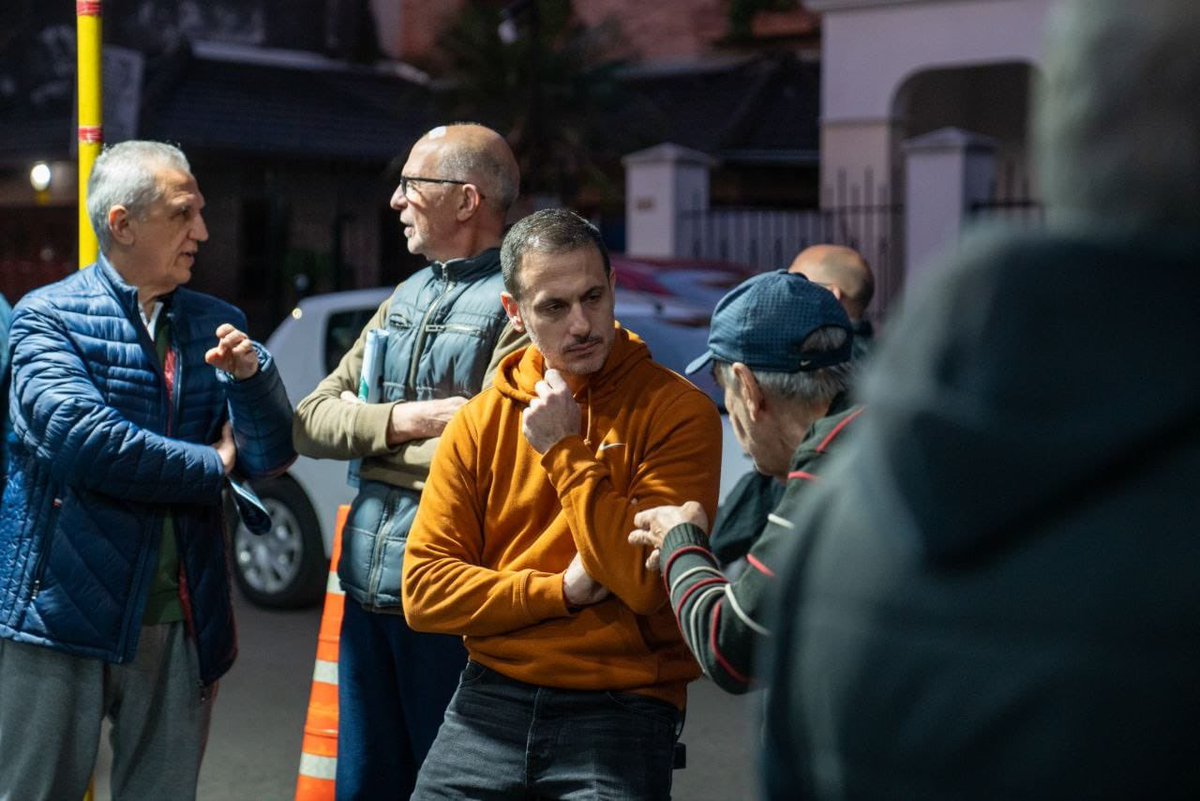 aJulianAlvarez's tweet photo. Esta tarde visitamos la gomería de Daniel en Remedios de Escalada, a muy pocas cuadras de donde nací, para reunirnos con vecinos y vecinas del barrio.

Pudimos contarles en detalle las obras que estamos impulsando desde @lanusmunicipio y escuchar de primera mano cómo están viviendo el avance de la gestión. 

Gracias Daniel por abrirnos las puertas de tu local y a todos los vecinos por su tiempo y las sugerencias que nos brindaron.