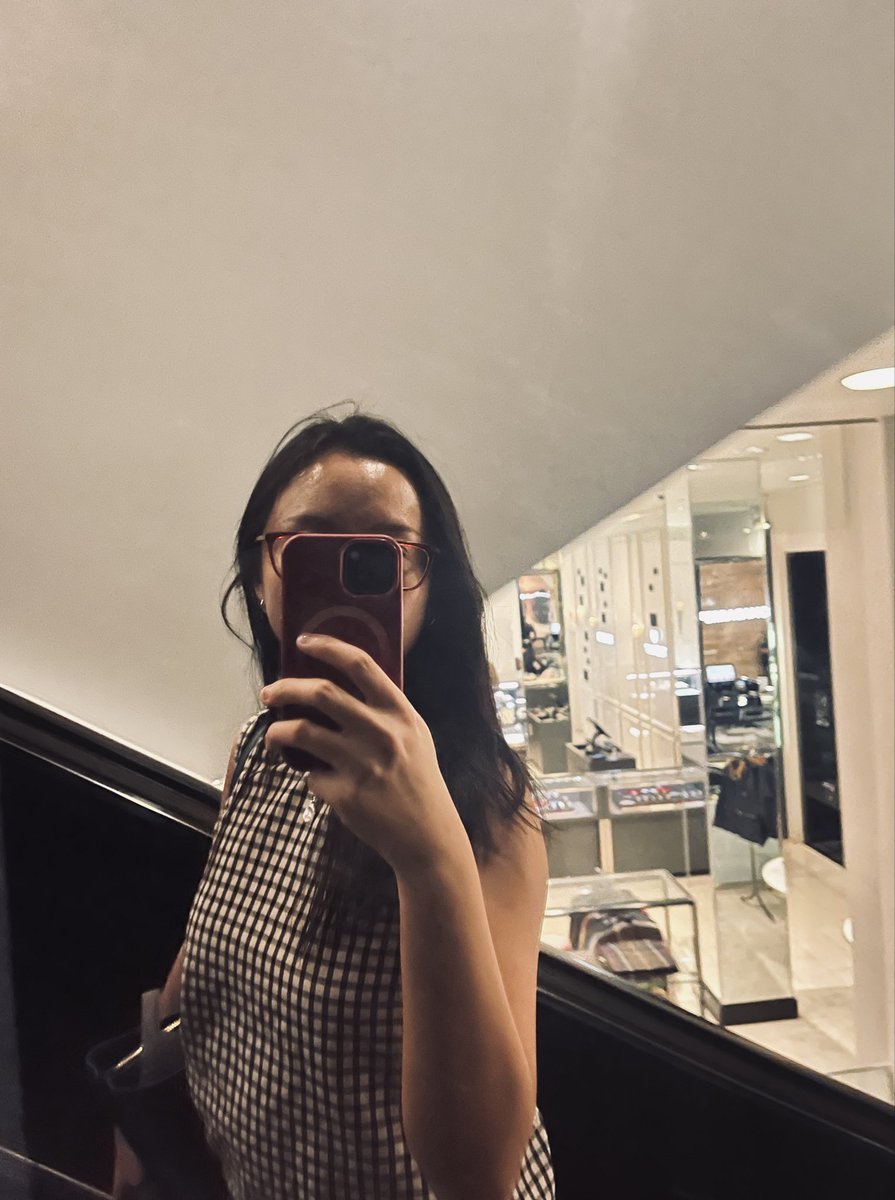 schen2021's tweet photo. why shopping makes me so happy. I am the best the cutest the 💯 https://t.co/XwMBjBoNoT