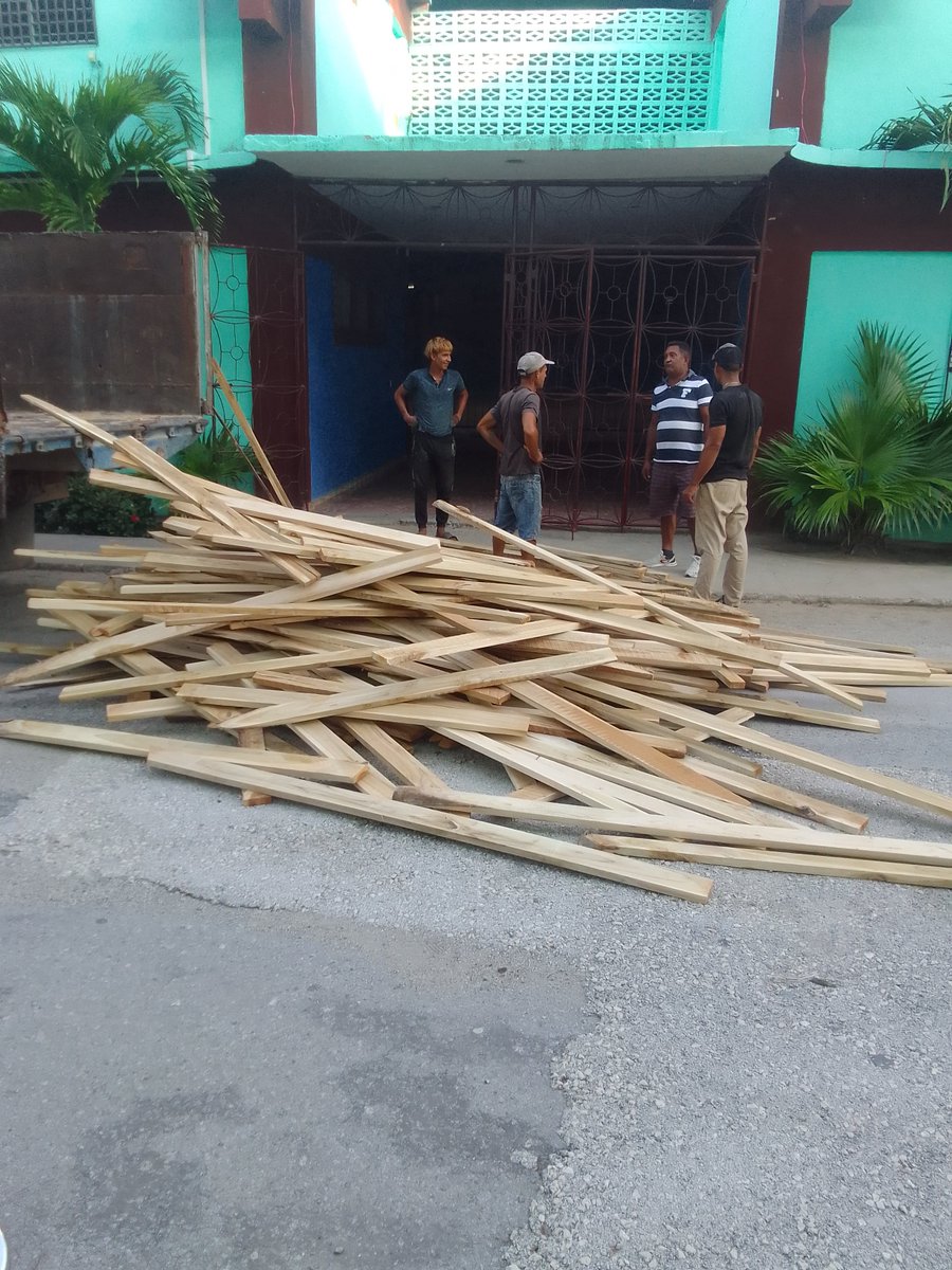 RosabalYur18665's tweet photo. Comienza el traslado de la madera para el tabloncillo de la sala techada Paco Cabrera de nuestro municipio. https://t.co/Bl5hcEoRWF