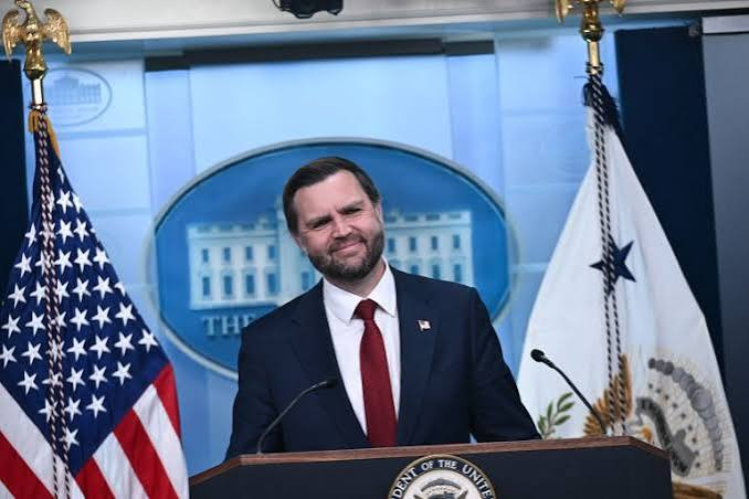 Sadik0707's tweet photo. ABD Başkan Yardımcısı JD Vance:

"Azerbaycan, Suudi Arabistan gibi Türkiye de açıktan söylemeseler de İran'a bedel ödetmemize yardım ediyor."

Ayrıca AKP hükümeti İsrail'e petrol sevkiyatı yapmaya devam ediyor...