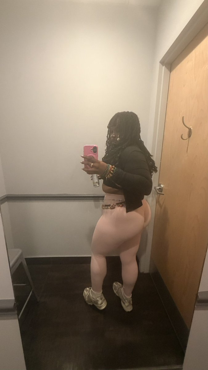 Kei_BKBooty's tweet photo. Your position is beneath me, kiss my ass and spit shining my sneakers after my gym session. You know you want to. #femdom #gymfindom #findom #fartfetish #feetfetish #pegging https://t.co/sXOdwKoQEW