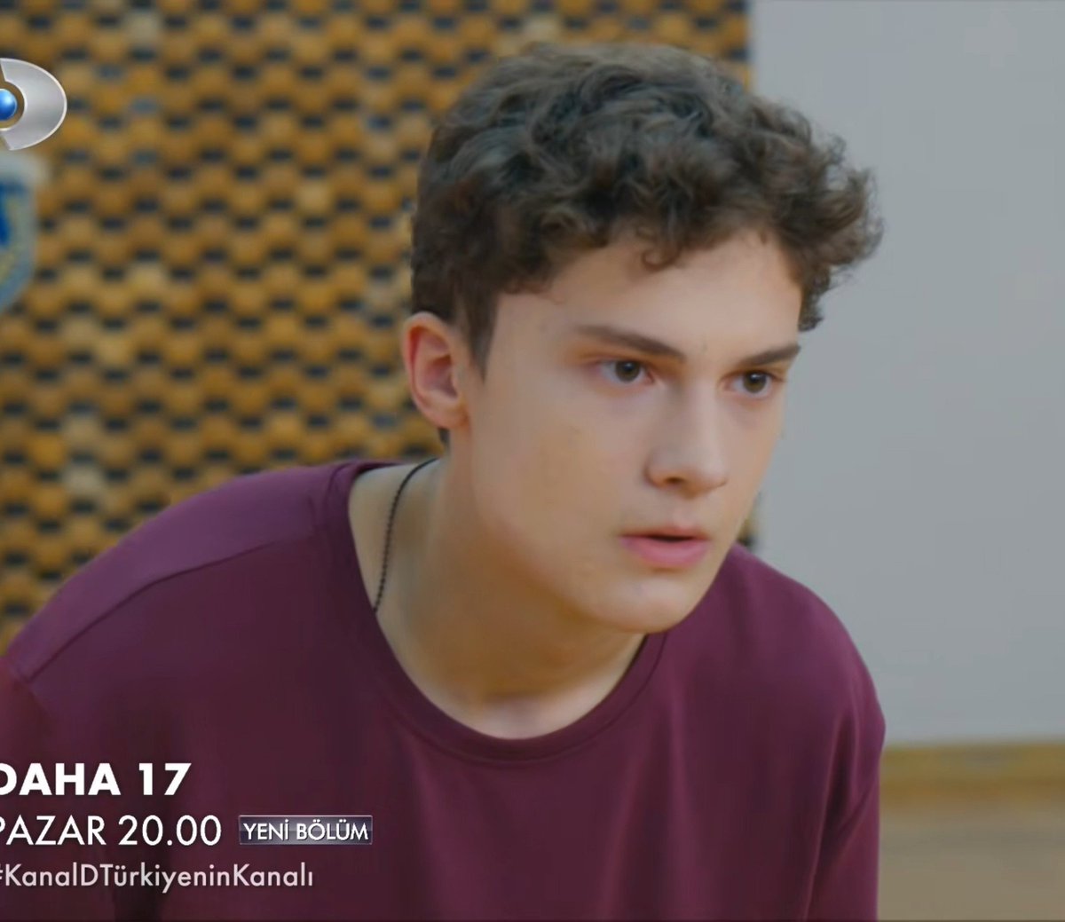 cookiebakerr2's tweet photo. Acaba basketbol oynarken Aras geçmişe gidip, hayal kurarken anlık Teomandan darbe yiyerek düşüp bayılacak mı? Çünkü Leyla ile olan sahnede kıyafetinin önü ıslak sadece. Ayıltmak icin çocuğun kafasını suya mı soktunuz ? Ne yaptınız ? wmmfxmwmxms #daha17 https://t.co/12qSJBqtgs