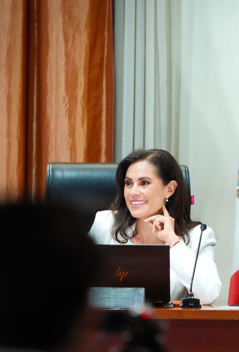 AleGutierrez_mx's tweet photo. Hoy aprobamos nuestro Segundo Informe de Gobierno ante el Ayuntamiento.📝

Este informe es de todas y todos los leoneses, porque juntos hemos caminado y construido mucho de lo que hoy vemos en nuestra ciudad. 

Pero también, y de manera muy especial, es de cada funcionaria, funcionario y colaborador de esta administración que trabaja sin parar para que las cosas sucedan.🙌🏻

De quienes se desvelan, atienden llamadas a cualquier hora, trabajan fines de semana y no sueltan un problema hasta encontrar una solución.🫶🏼

Detrás de cada resultado hay personas que muchas veces hacen un trabajo que nadie ve, pero que León sí siente.👏🏻

Los veo, los valoro y me siento profundamente orgullosa de caminar a su lado, de todo lo que hemos logrado juntos y de saber que detrás de cada resultado hay corazón, compromiso y amor por León.🤞🏻

¡Gracias de corazón a todas y todos mis compañeros! Este informe también es de ustedes. 🧡🦁