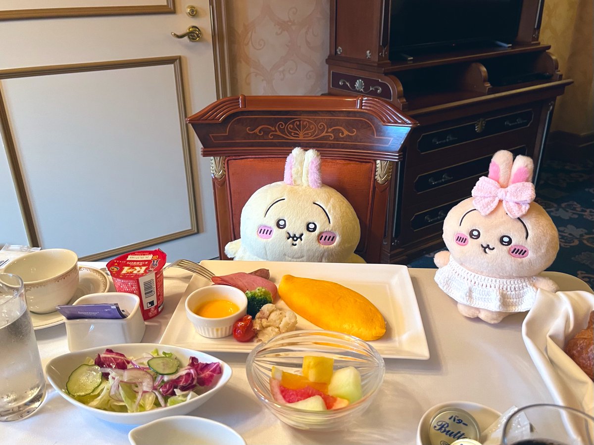 purya_omochi's tweet photo. 朝食もお部屋で✨

プルャ、そこ私の席だよ💦 https://t.co/9jIduB54AI