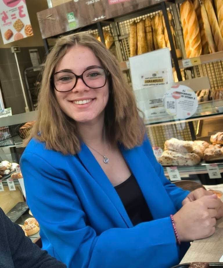 auvergnate30's tweet photo. Disparition depuis le 2 septembre, Anaïs, 16 ans,  devait prendre son bus à 7 h du matin à Bages, dans les PO. 
Faire le 17 si vous avez des informations. https://t.co/OelD459bgr