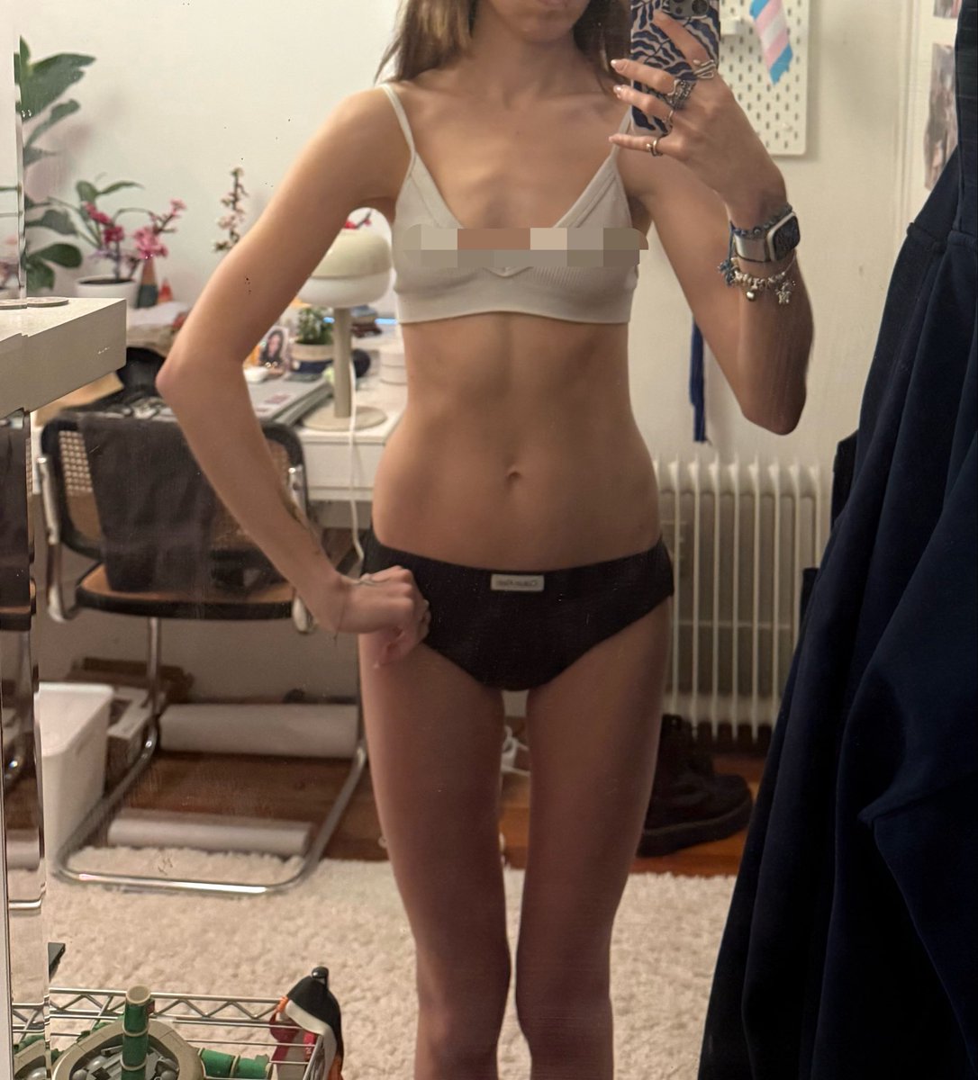 biscoffoats12's tweet photo. comparison from my hw to now, idk my exact current weight so close to 16kg weight loss?
4 1/2 months apart https://t.co/ioVVNapFI4