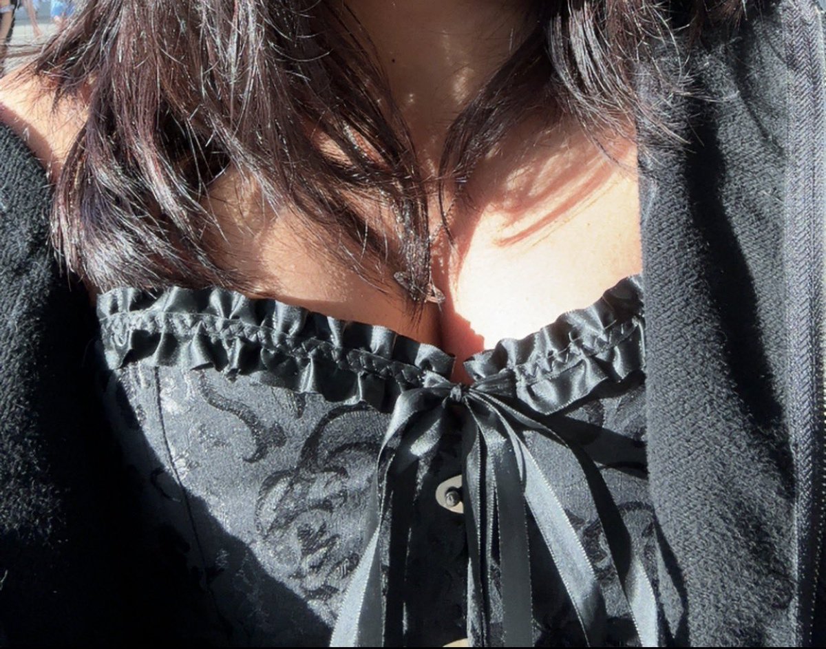 may_after_hours's tweet photo. i like this corset :D makes me feel so pretty and delicate https://t.co/badIbDaiD6