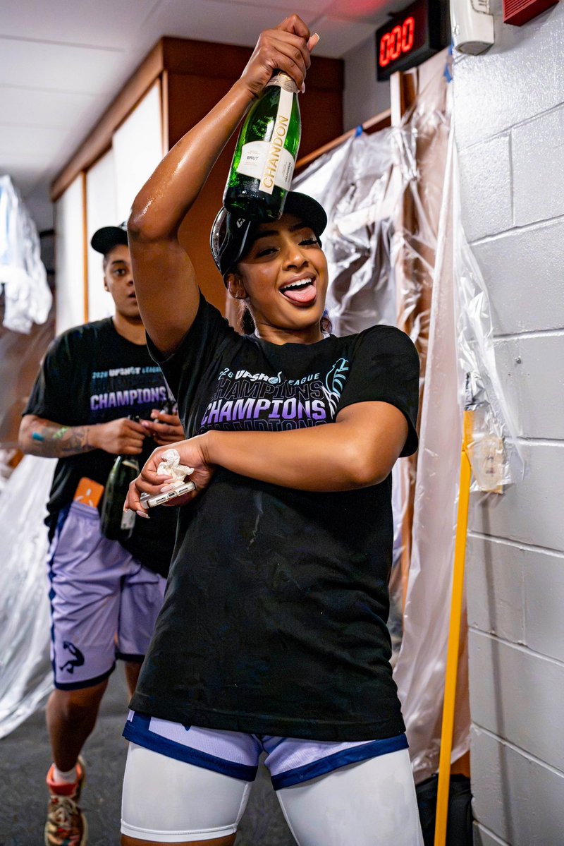 dejakelly25's tweet photo. Glory always presses before it pours 🍾
Thank you God for this journey 🙏🏽 https://t.co/wGtWoq8qec