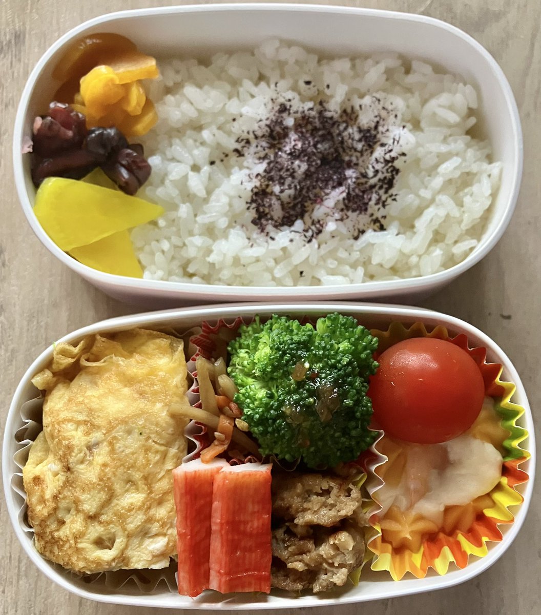 mountain_flat's tweet photo. おはようございます。
くもり。
デカブロッコ弁当。
買った冷凍ブロッコの一個一個がデカい。これでも半分にしてるのよ。しかし冷凍ブロッコは便利よね。
今日も一日頑張りましょう！ https://t.co/Zm0S2KNXnn
