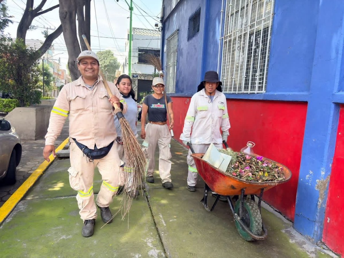evelyn_parraA's tweet photo. #MegaTequioEnBalbuena

En la colonia Zaragoza 2, trabajamos en territorio con balizamiento, retiro de enseres, poda de árboles y atención a luminarias.

Seguimos transformando nuestras calles con trabajo cercano y resultados que se sienten.🤝🏽🧹🌳💡

#VCarranza #EvelynParra #LaEnergíaQueTransforma