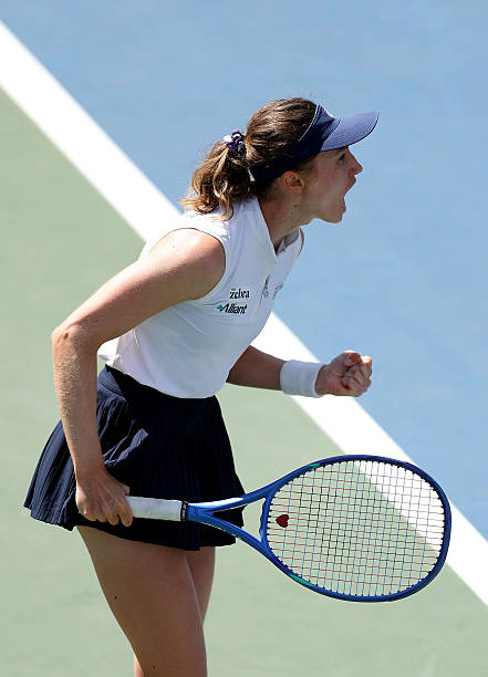 HoqaiPost's tweet photo. ¡Cristina BUCSA 🇪🇸  reina en una montaña rusa!

La cántabra se impone a Sakatsume por 7-6(6), 6-7(0), 7-6(6) en un partido con mil giros de guion y hasta seis breaks por jugadora. Demostró estar un puntito por encima de la nipona en los puntos clave

Accede a tercera ronda con la posibilidad de defender el resultado obtenido en 2025
⏭️Badosa o Gauff

¡VAMOS, CRISTINA! 🇪🇸⚔️🎾

📸  @GettyImages