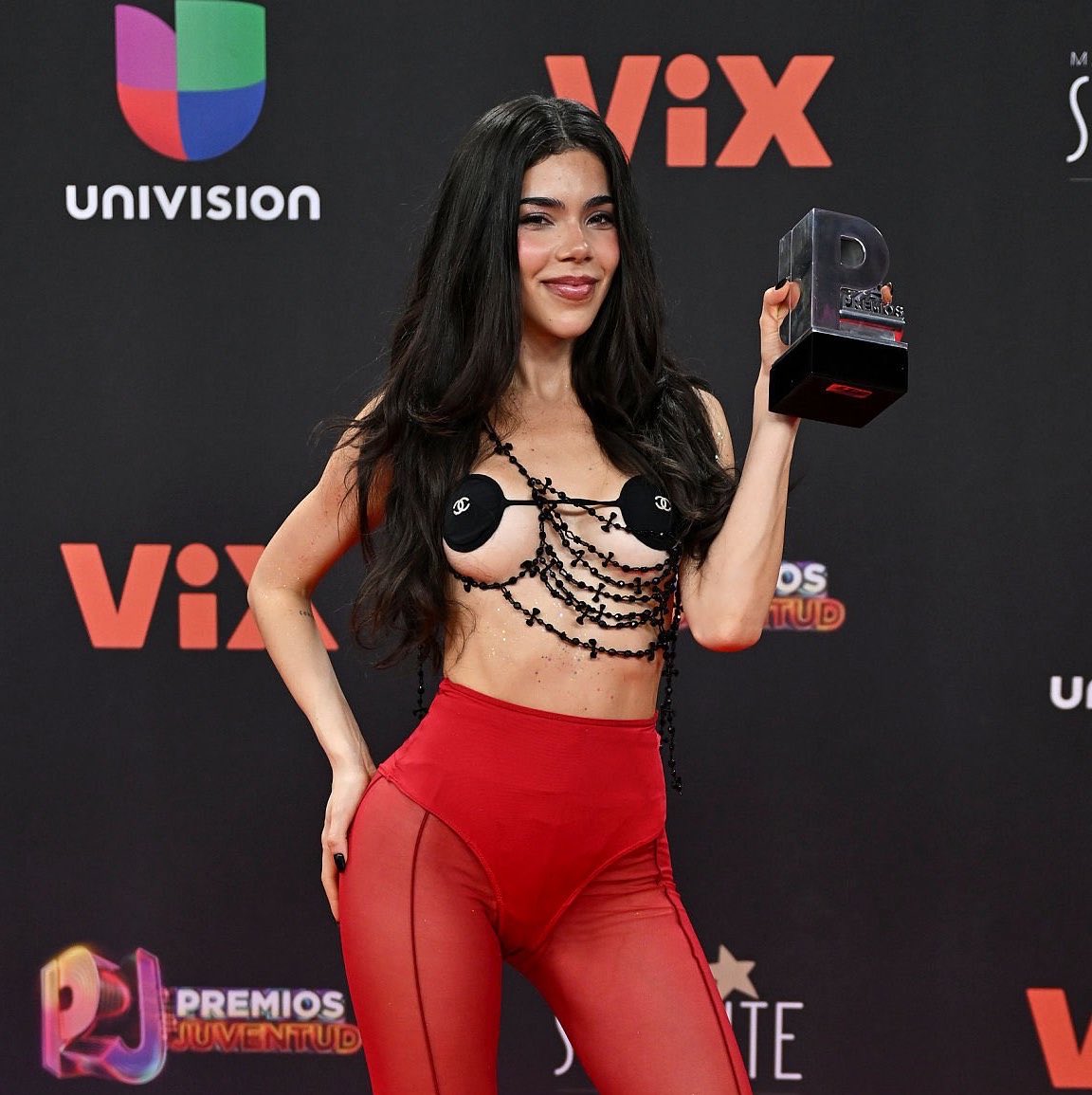 KeniaOsArgOfc's tweet photo. REINA! Kenia Os gana la categoría "Girl Power" con Fifty Fifty en los Premios Juventud! 🖤❤️ https://t.co/7GoZMK4KGN