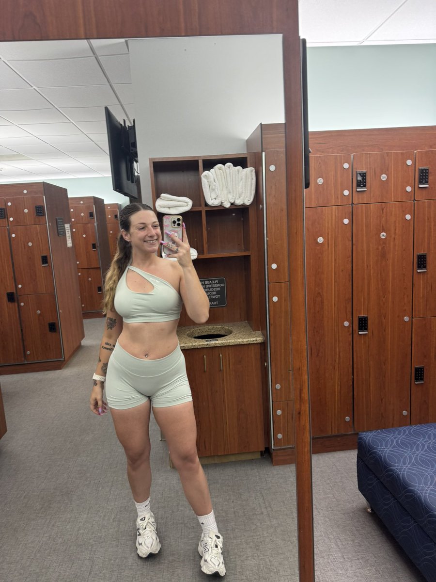 LaurenBoo1997's tweet photo. Greedy gym girly 🤑 https://t.co/GKfXpnURyh