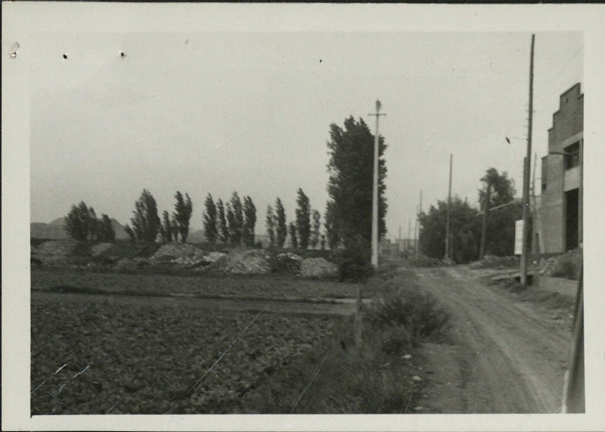 ireneuc's tweet photo. La Carretera del Mig és un camí molt antic, d'origen possiblement romà. Anomenat Camí de la Barca del Prat fins el segle XVIII, es diu "del Mig" perquè es trobava per sota de la Ctra. Provincial (c/Major) però per sobre de la Ctra. Antiga del Prat. #HistoriaLH https://t.co/3Prj8YjYyr