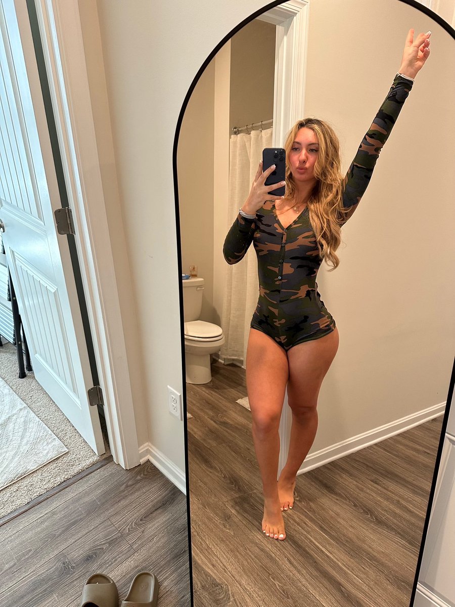 Vale2cute's tweet photo. Nude version in the comments 😳 (I’m not even joking) https://t.co/eBjhUNkRSi