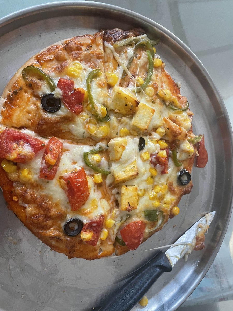 barbatain's tweet photo. HOMEADE Pizza 🍕 grab a slice before i eat all 😋 https://t.co/BbqvFmVA1D