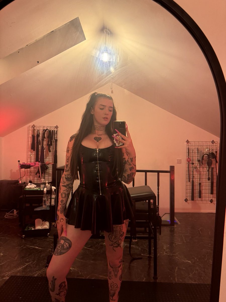 Mrywilde's tweet photo. If you’re seeing this you’re definitely into dominant women https://t.co/a4H12qEF4F