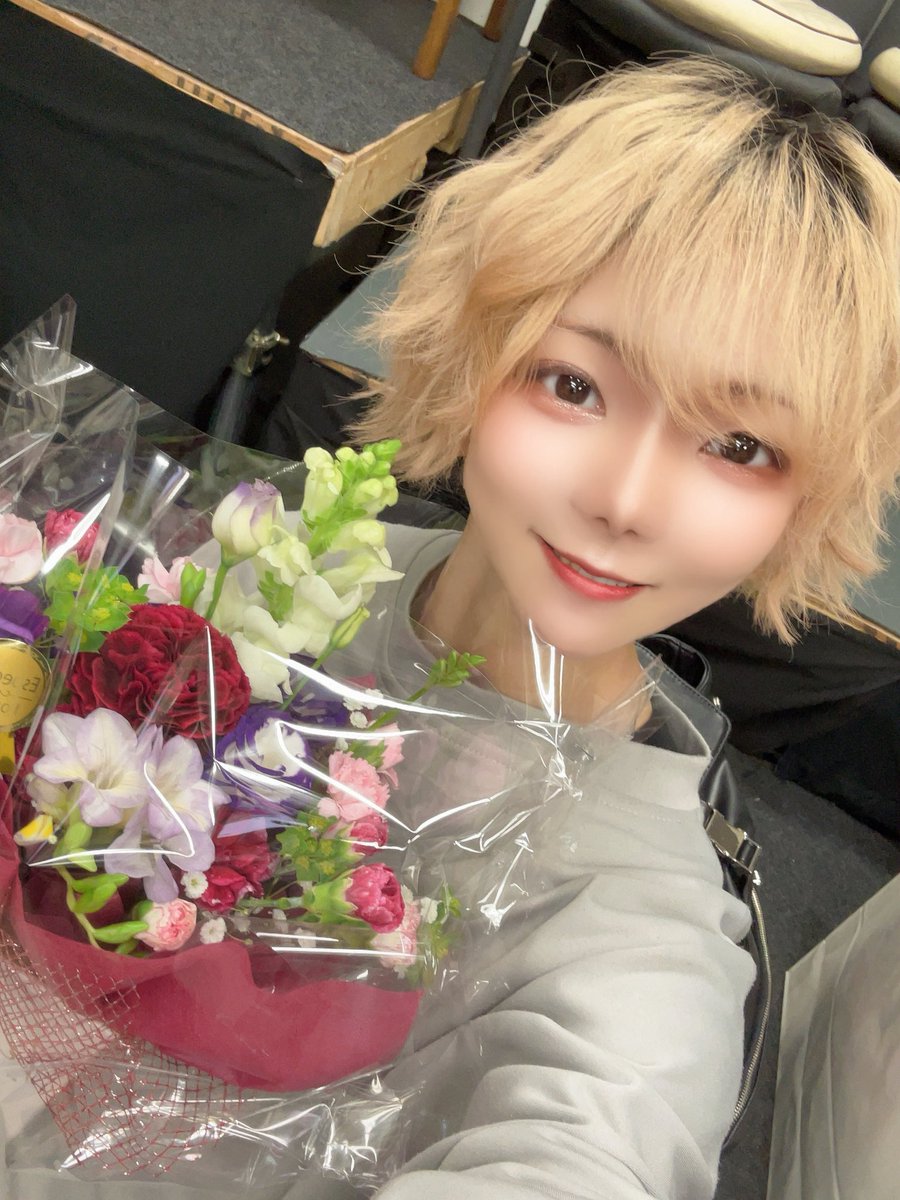 manami0604m's tweet photo. 派手髪の色味がとんでもなくて印象的なんだなきっと…🐶

舞台の役に合わせるから、その役がどんな役なのかとか、そもそも演出が求めている色とか、色んな理由で変わるので🙃

求められるカラーが派手なのが多い🐶💡
本人根暗ド陰キャ大魔神なのに…🙃 https://t.co/L2wHIFdkOC