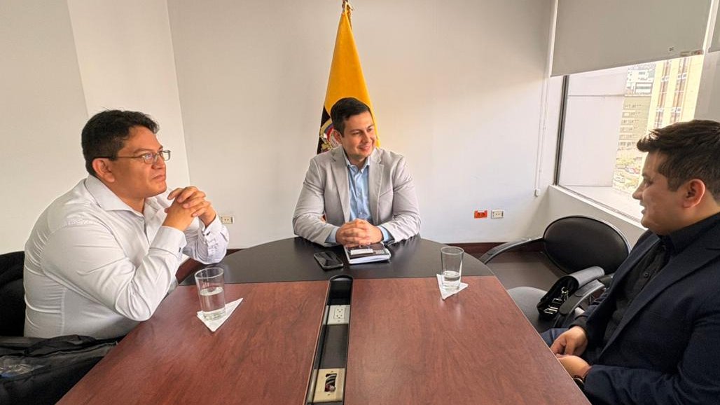 MIT_Ecuador's tweet photo. Alianzas por el país. 🤝

El viceministro de Tecnologías de la Información y Comunicación, @Ricardo__Guti, mantuvo un diálogo con proveedores de servicios de telecomunicaciones para identificar oportunidades y fortalecer el desarrollo del sector.

Desde el @MIT_Ecuador trabajamos junto al sector privado para fortalecer la conectividad, impulsar la inclusión digital y mejorar los servicios de telecomunicaciones para todos los ecuatorianos.
